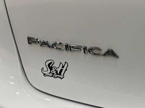 Used 2024 Chrysler Pacifica Touring-L FWD image 57