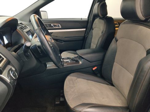 Used 2017 Ford Explorer XLT w/ Equipment Group 202A FWD image 17