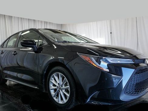 Used 2022 Toyota Corolla LE image 2