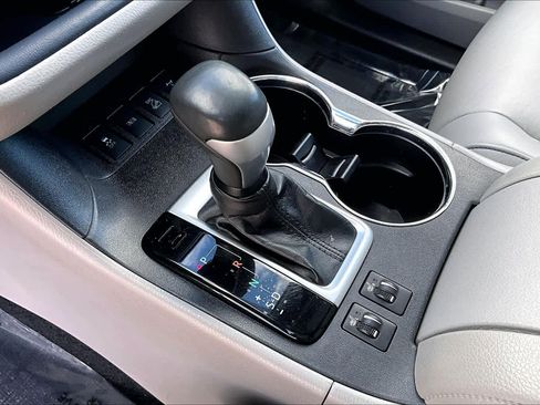Used 2019 Toyota Highlander XLE image 16