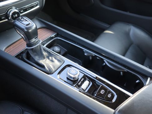 Used 2020 Volvo S60 T6 Momentum image 29