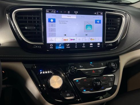 Certified 2024 Chrysler Pacifica Limited FWD image 20