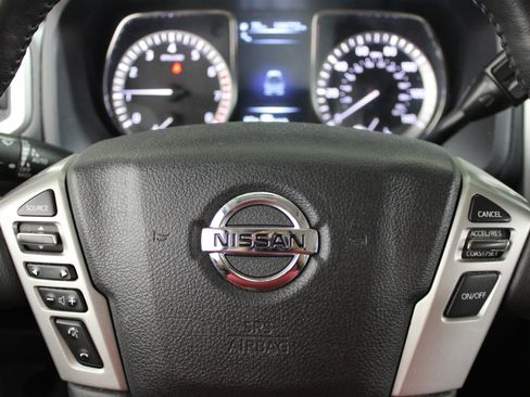 Used 2018 Nissan Titan SL RWD image 8