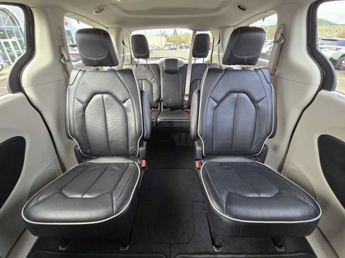 Used 2024 Chrysler Pacifica Limited image 18