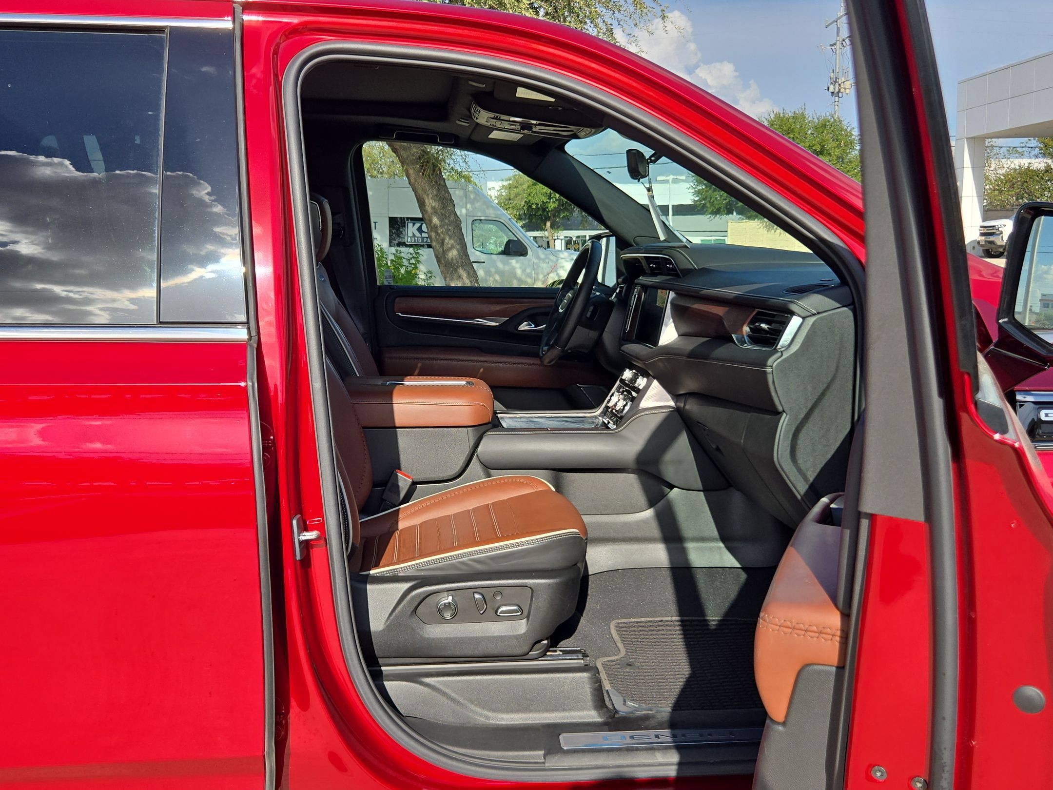 Certified 2023 GMC Yukon Denali Ultimate AWD/4WD image 25