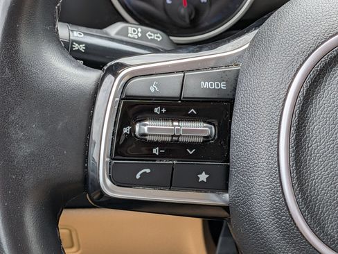 Used 2024 Kia Carnival LX FWD image 18