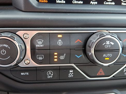 Used 2019 Jeep Wrangler Unlimited Sahara w/ Quick Order Package 24M Moab AWD/4WD image 26
