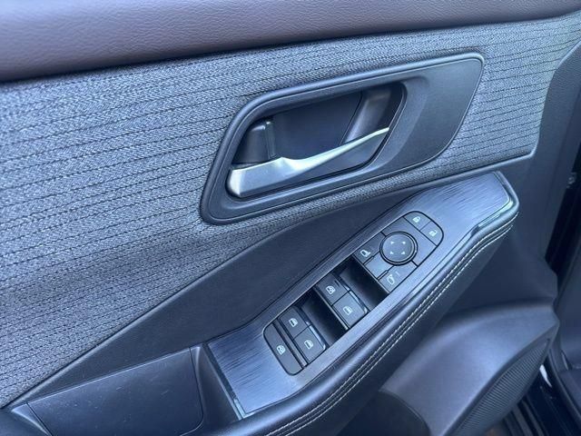 Used 2021 Nissan Rogue SV AWD/4WD image 18
