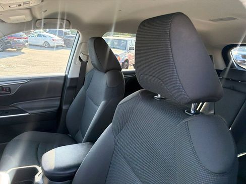 Used 2025 Toyota RAV4 LE AWD/4WD image 18