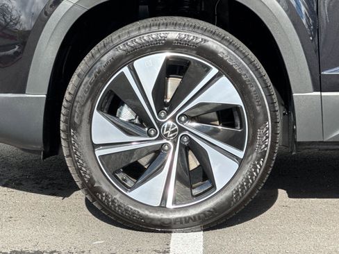 Used 2025 Volkswagen Taos SE w/ Panoramic Sunroof Package image 24