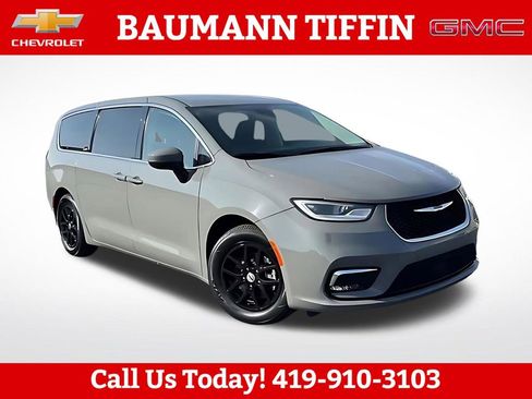 Used 2023 Chrysler Pacifica Touring-L FWD image 1