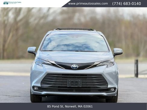 Used 2022 Toyota Sienna XLE Woodland Edition AWD/4WD image 2