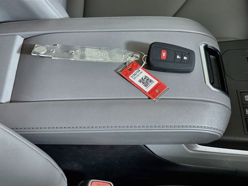 Used 2023 Toyota Highlander XLE FWD image 33