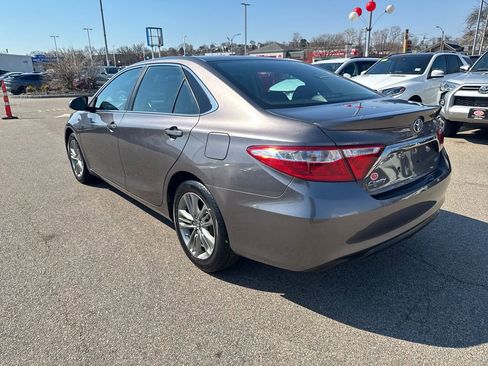 Used 2016 Toyota Camry SE image 5