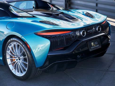 Used 2025 McLaren Artura Spider image 9