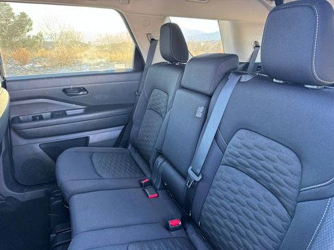 Used 2024 Nissan Pathfinder SV image 8