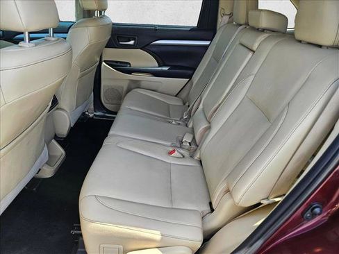 Used 2019 Toyota Highlander XLE FWD image 19