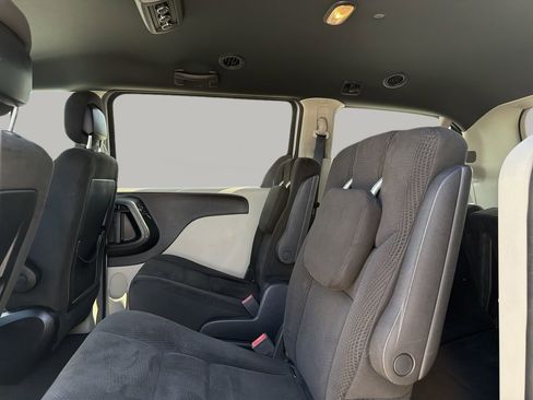 Used 2016 Dodge Grand Caravan SE FWD image 16