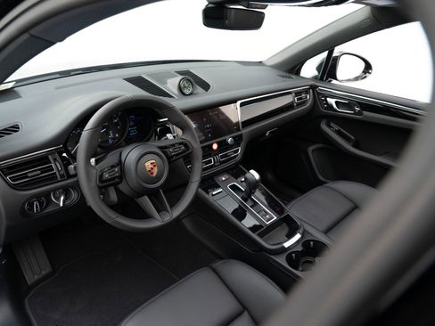 Certified 2026 Porsche Macan AWD/4WD image 4