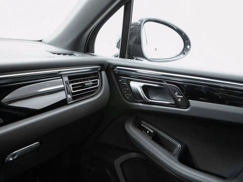 Certified 2026 Porsche Macan AWD/4WD image 32