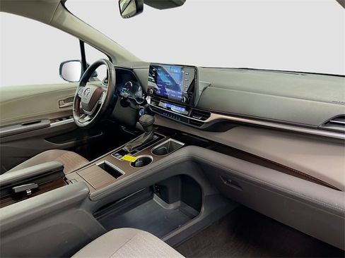 Used 2021 Toyota Sienna LE image 32