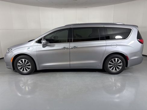 Used 2021 Chrysler Pacifica Touring-L FWD image 5