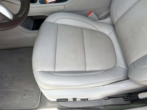 Used 2022 GMC Acadia SLT w/ Technology Package FWD image 9