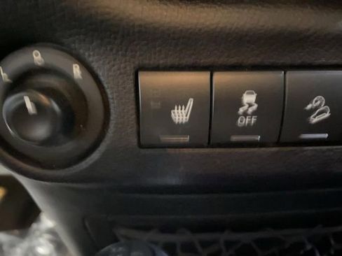 Used 2016 Jeep Wrangler Unlimited Rubicon w/ Connectivity Group image 7