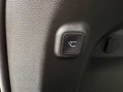 Used 2019 Jeep Cherokee Trailhawk AWD/4WD image 13