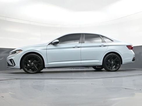 Used 2025 Volkswagen Jetta SE image 33