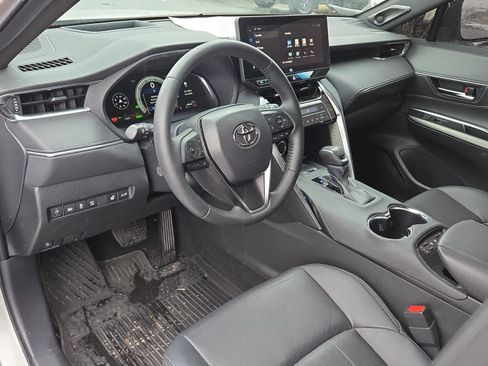 Used 2024 Toyota Venza Limited image 11