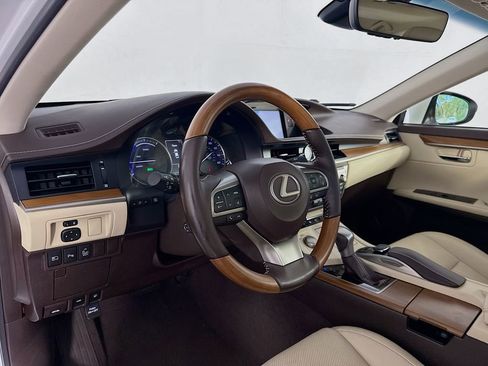 Used 2017 Lexus ES 300h w/ Luxury Package image 12