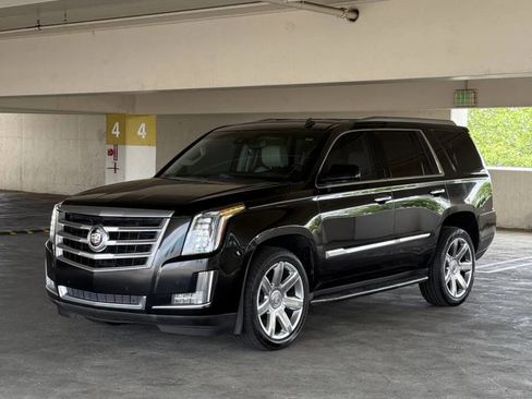 Used 2015 Cadillac Escalade Luxury image 1