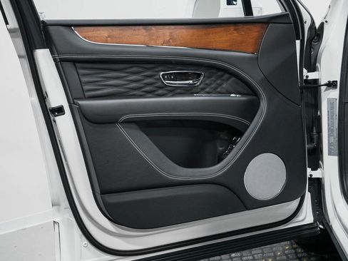 Used 2023 Bentley Bentayga Extended Wheelbase image 11