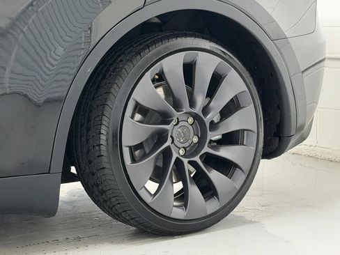 Used 2024 Tesla Model Y 2WD image 42