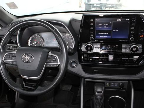Used 2022 Toyota Highlander XSE AWD/4WD image 25