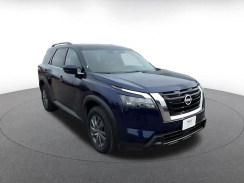 Used 2025 Nissan Pathfinder SV image 3