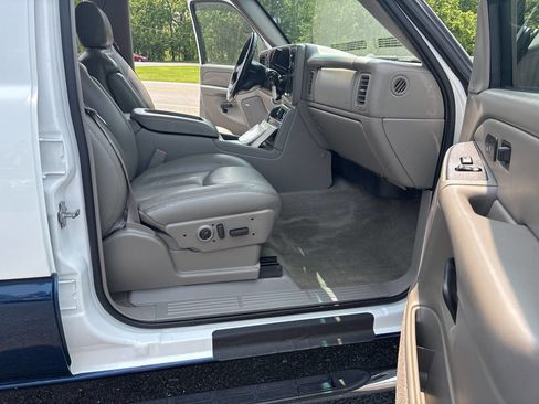 Used 2005 Chevrolet Silverado 2500 LT w/ Heavy-Duty Power Package image 24