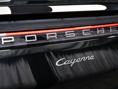 Used 2022 Porsche Cayenne Platinum Edition image 93