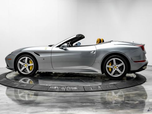 Used 2016 Ferrari California T image 5