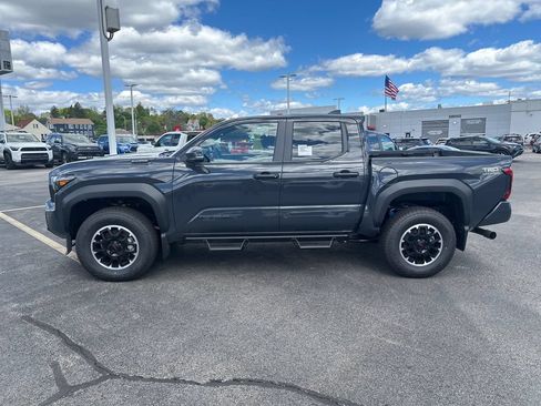 Used 2026 Toyota Tacoma TRD Off-Road w/ TRD Off Road Upgrade Package AWD/4WD image 2
