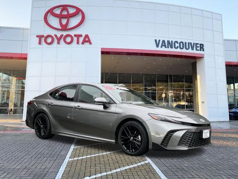 Certified 2025 Toyota Camry SE image 1