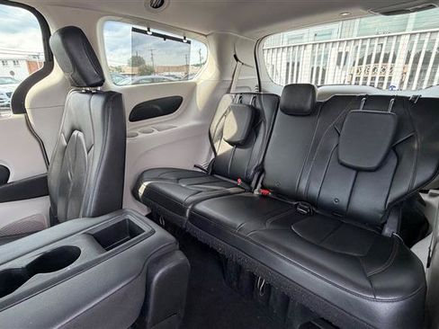 Used 2018 Chrysler Pacifica Touring-L FWD image 41