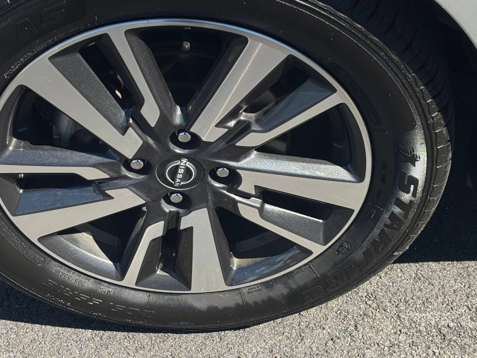 Used 2025 Nissan Versa SV FWD image 25