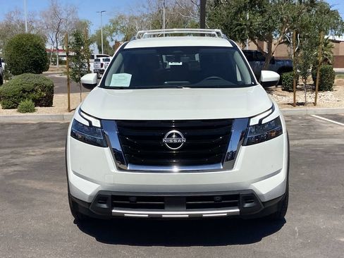 Used 2024 Nissan Pathfinder SL FWD image 3