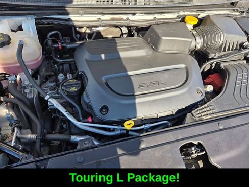 Used 2024 Chrysler Pacifica Touring-L FWD image 19