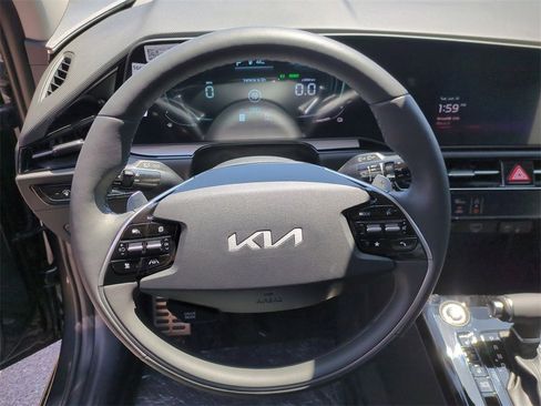 New 2025 Kia Niro SX Touring image 18