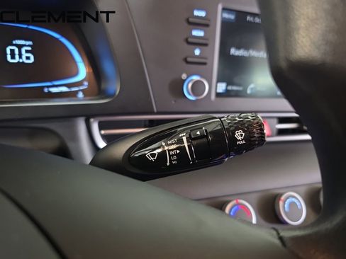 Used 2025 Hyundai Elantra SE image 17