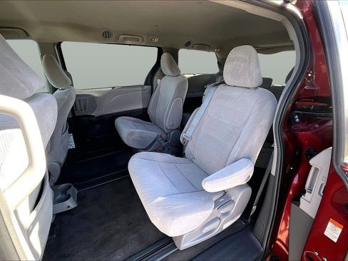 Used 2018 Toyota Sienna LE image 24