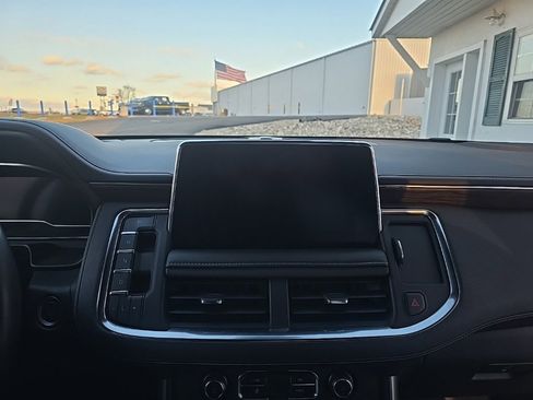 Used 2024 Chevrolet Suburban Premier image 30